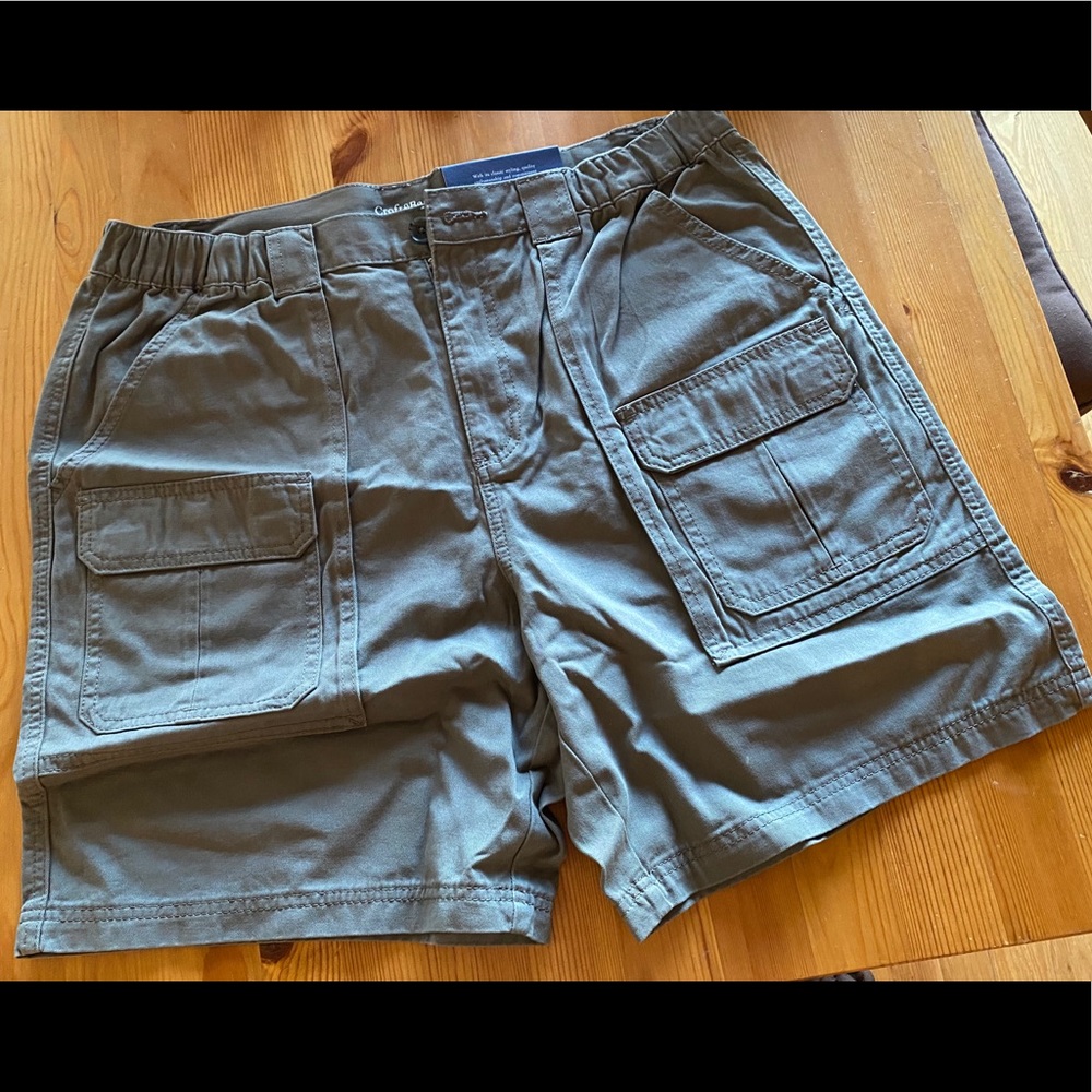 Dark green men’s cargo shorts